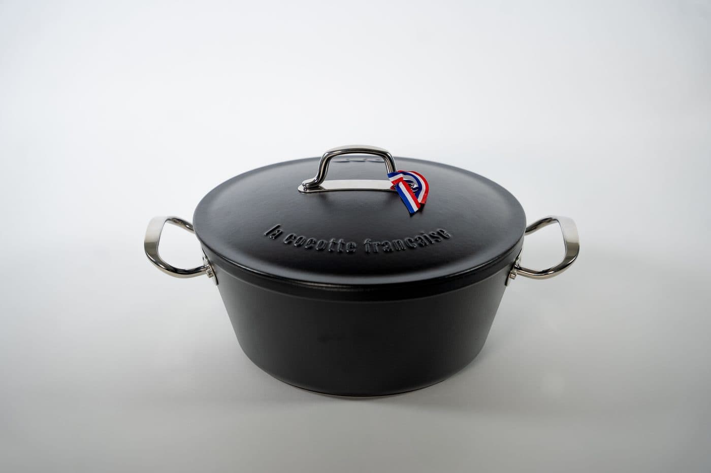 La Cocotte Française i svart emaljerat gjutjärn, rund 26 centimeter, med lock.