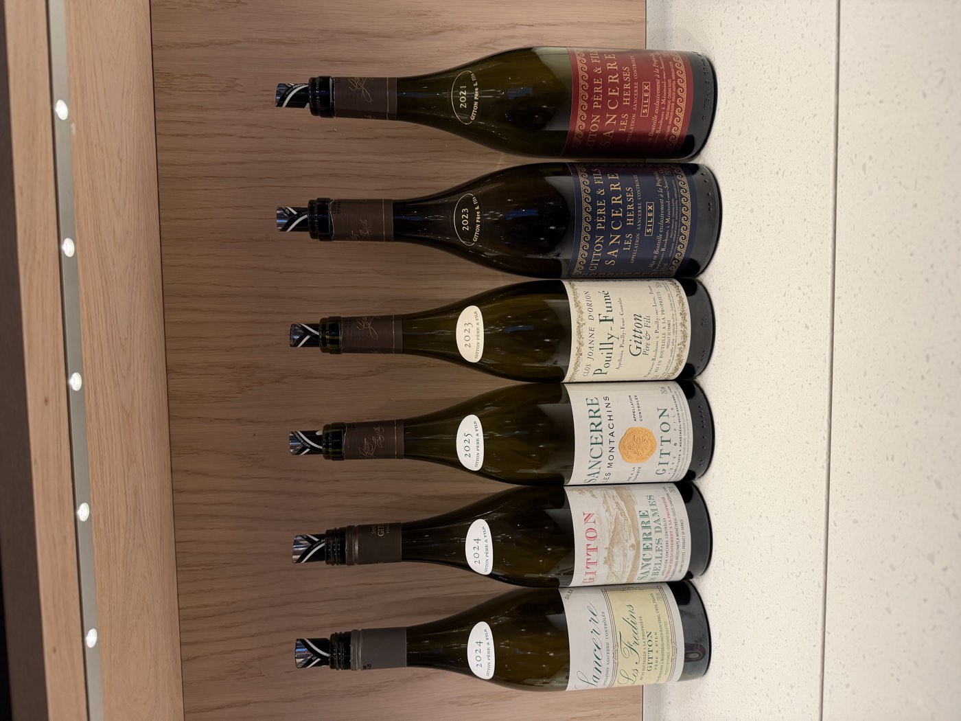 Kvällens sex viner från Gitton Père et Fils uppradade i provningsordning: Les Fredins 2024, Les Belles Dames 2024, Les Montachins 2025, Pouilly-Fumé Clos Joanne d'Orion 2023, Les Herses Blanc 2023 och Les Herses Rouge 2021