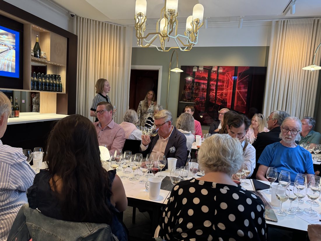 Fullsatt i Galleriet under provningen, en gäst doftar på den röda Sancerren