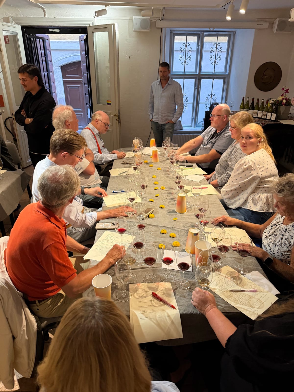 Gästerna kring borden i Salongen på Mäster Olofsgården