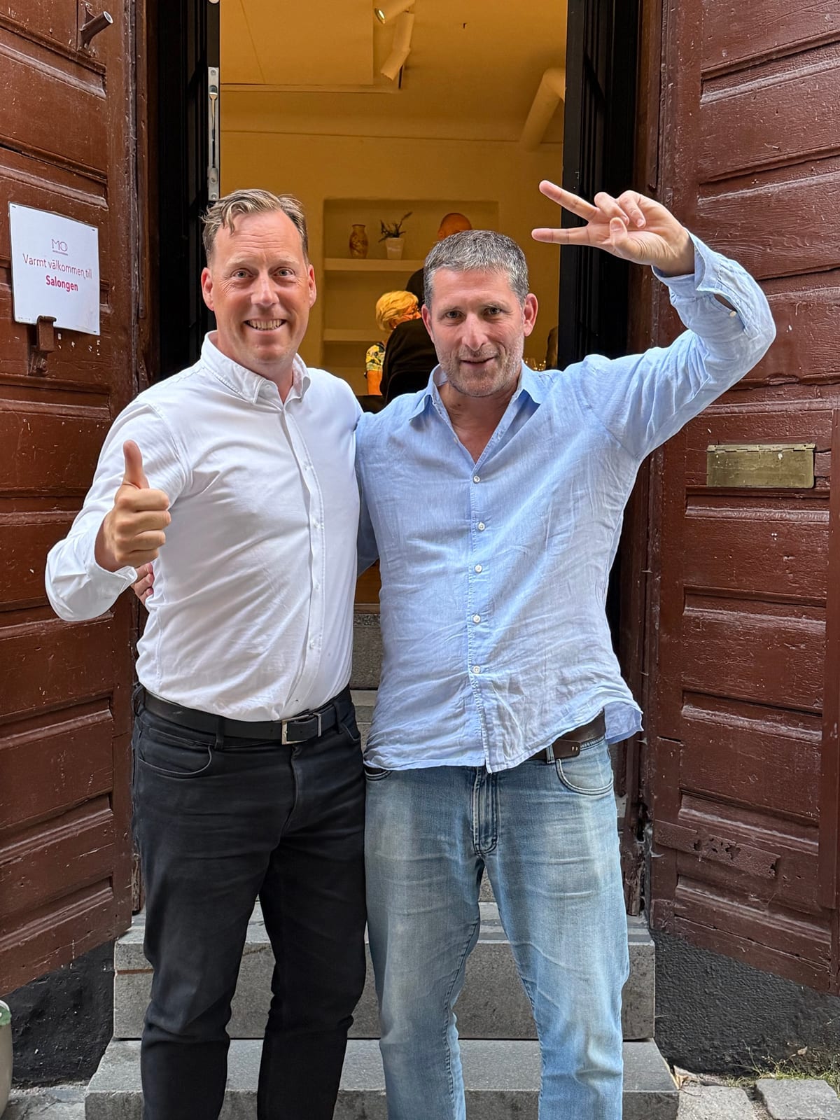 Markus Nilsson och Dominik Huber utanför Mäster Olofsgården på Svartmangatan i Gamla stan