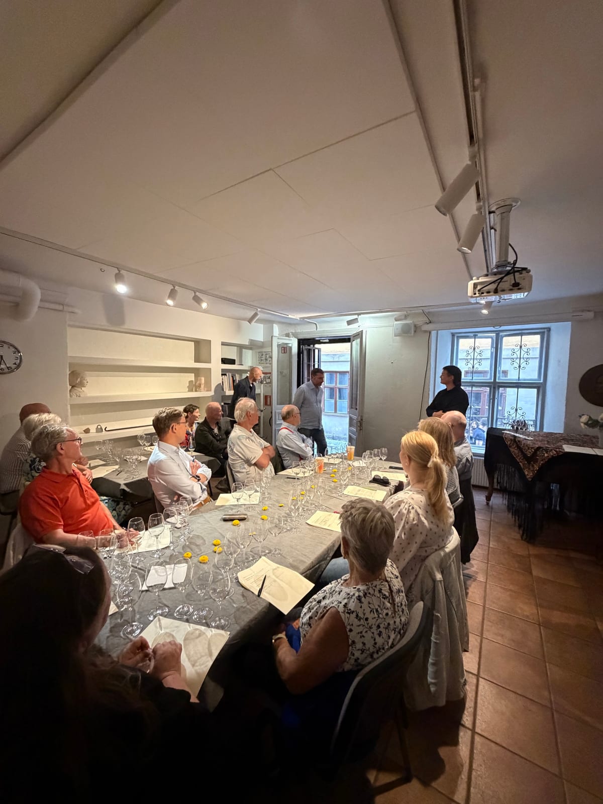 Salongen på Mäster Olofsgården sedd från kortänden av rummet